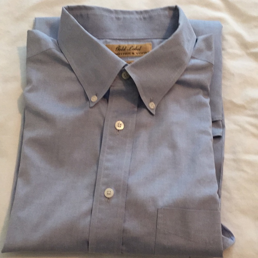 Men’s Roundtree & Yorke shirt.